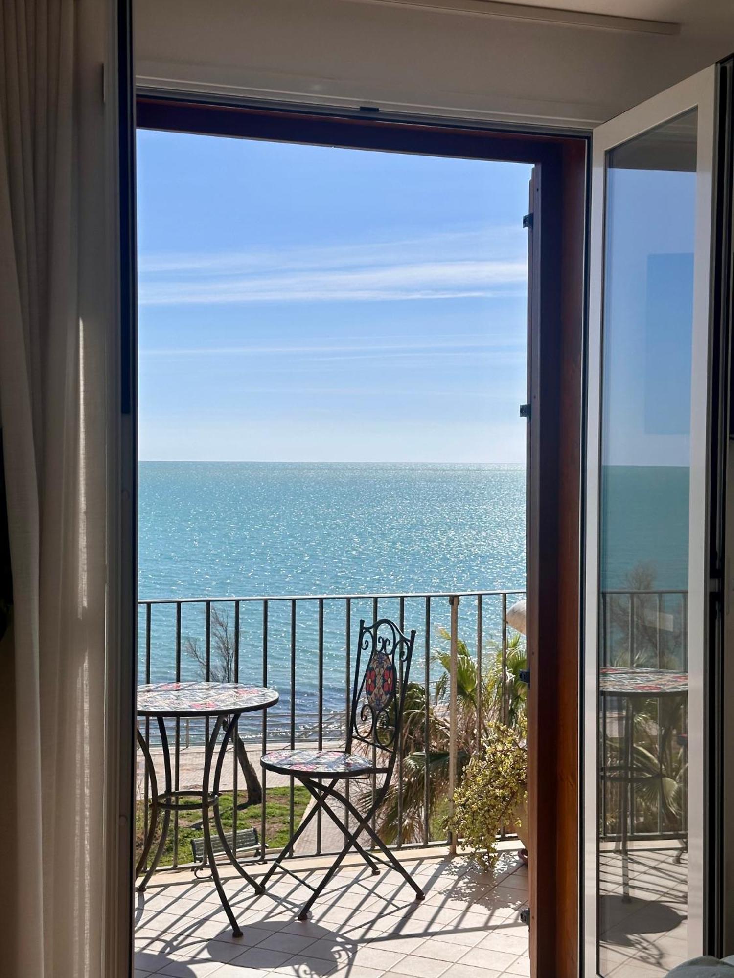 Vista D'Amare Bed & Breakfast Pozzallo Bagian luar foto